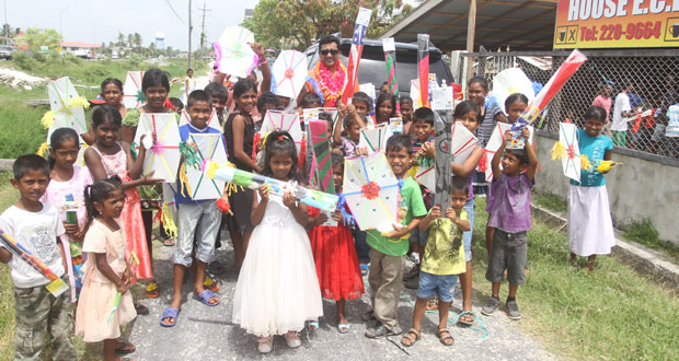 Annandale PPP group distributes 350 kites