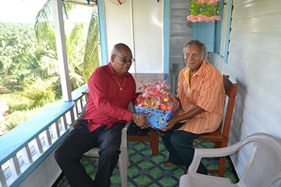Mr. Edghill handing over a hamper to Ruby Fiedtkou of Linden