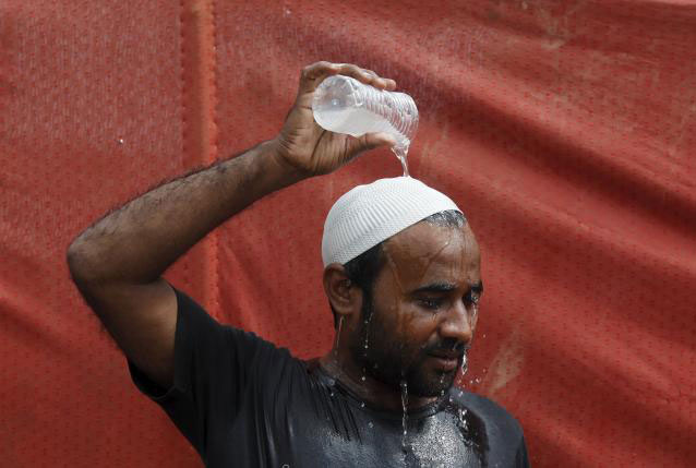 A man pours water on his head to cool off from the heat in Karachi, Pakistan, June 25, 2015. (Reuters/Akhtar Soomro photo)