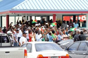 Hundreds of Guyanese turned up at Bubbas Sports Bar to greet their President, David Granger (Barbados Daily)