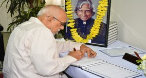 Former President Donald Ramotar paying respects to the late Indian President, Dr. Abdul Kalam