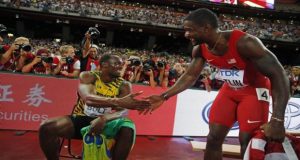 Usain Bolt of Jamaica (L) shakes hands with Justin Gatlin from the U.S. as he poses for photographers after winning the men's 200 metres final. Reuters/Kai Pfaffenbach