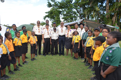 The President flanked by junior and senior scouts
