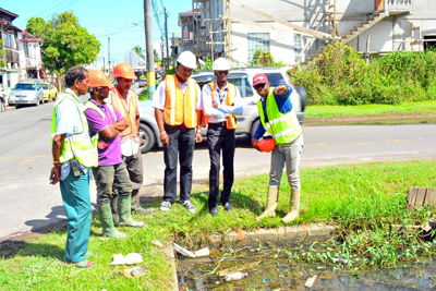 A gesticulating engineer makes a point at the work site