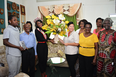 Miss Guyana World, Lisa Punch, receives a beautiful vase of flowers from Deputy Mayor Patricia Chase-Green, while Mayor Hamilton Green and City Councillors stand by, along with the Beauty Queen’s brother (Samuel Maughn photo)