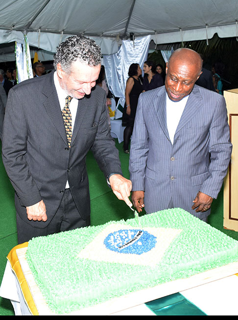 Ambassador Lineu de Pupo Paula cuts the traditional birthday cake