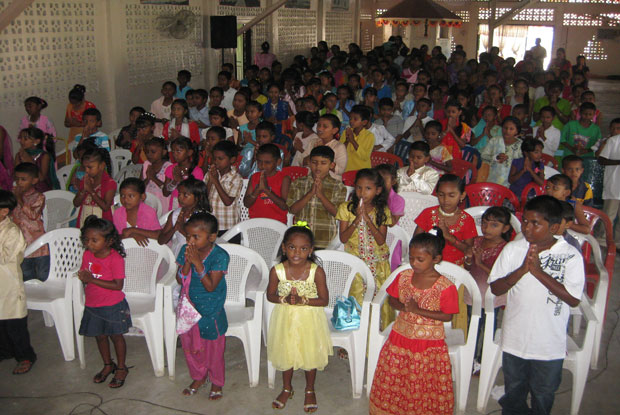 The young devotees offering prayers