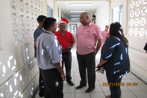 Minister Juan Edghill during a discussion with doctors on the corridor of the N/A Hospital.