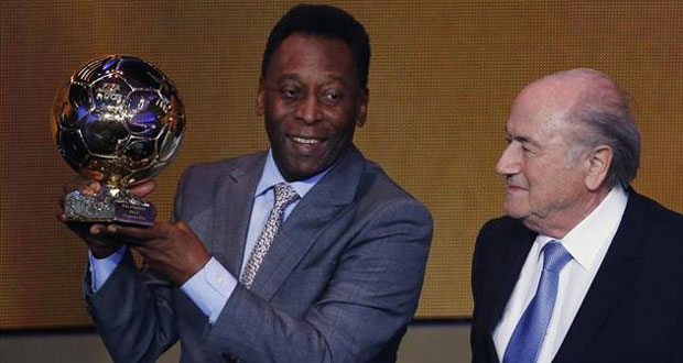 Pele with his special award (Reuters)