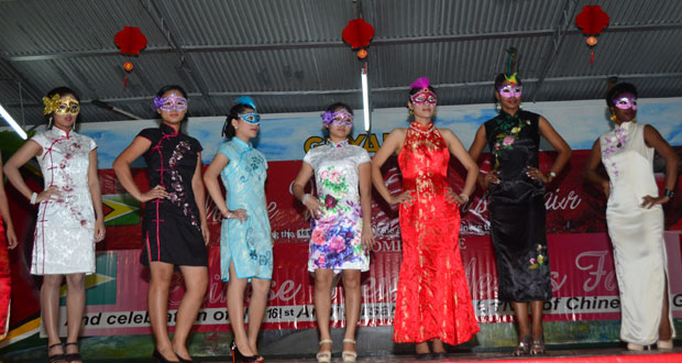 These young ladies showcase traditional Chinese fashion