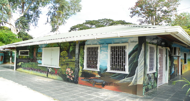 Mural-on-wall-of-cashier-building-at-the-Zoo