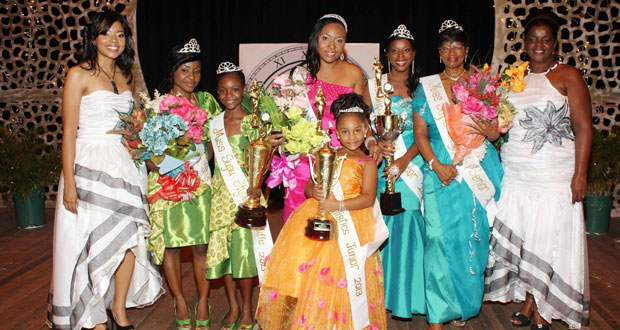 The winner and runners-up of the 2013 Mother and Daughter Pageant