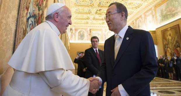 Pope Francis (L) shakes hands with United Nations (U.N.) Secretary General Ban Ki-moon during a meeting at the Vatican May 9, 2014.