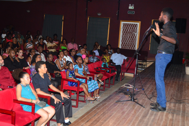 Jazz performer captivates crowd with musical rendition: