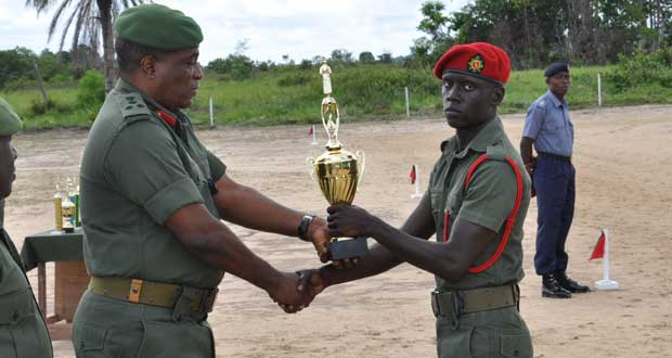 Private Delroy Blackett receiving the ‘Best Student’ award from Chief of Staff, Brigadier  General Mark Phillips