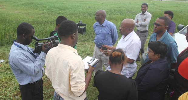 Minister of Local Government and Regional Development, Mr. Norman Whittaker briefing member of the press on works planned for the Church Street canal. Also in photo are acting Town Clerk, Ms. Carol Sooba; City Engineer Mr. Colvern Venture (to the right of Sooba); and Coordinator for the Technical Committee of the ‘Cleanup Guyana’ project, Mr. Gordon Gilkes (to the right of Minister Whittaker).