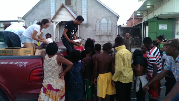 Global Shapers members distributing hot meals to communities in the city