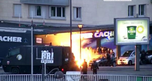 An explosion lighting the front of a kosher supermarket as French police special forces launch their assault, where several people were taken hostage near the Porte de Vincennes in eastern Paris.  (Reuters photo)