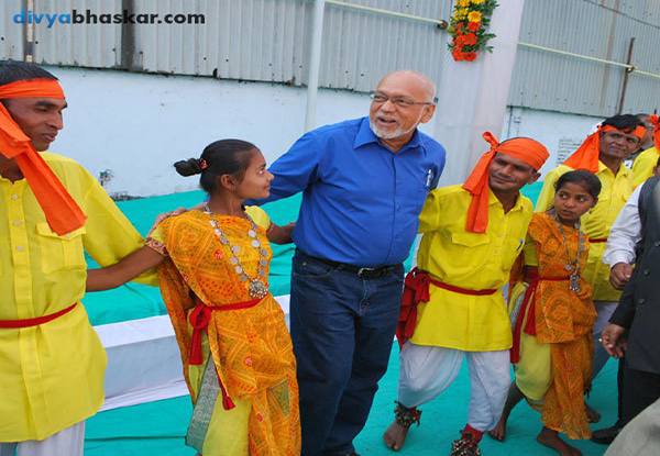 President Donald Ramotar ‘tests his feet’ during a traditional Gujarat tribal dance