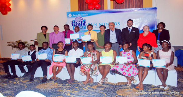 Minister of Education Dr Rupert Roopnaraine with representatives of Republic Bank and the Early Start awardees. ?