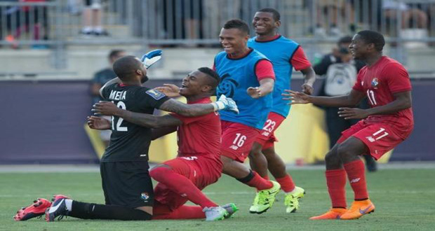Panama goalkeeper Luis Mejia (12) celebrates with his team after a victory against the United States in the CONCACAF Gold Cup third-place match.