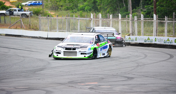 Kristian Jeffrey leads his father Kevin in Group 4 action. (Photo by Samuel Maughn)