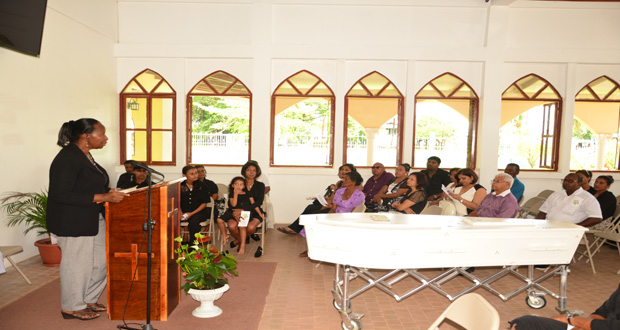 Veteran journalist Shirley Thomas of the Guyana Chronicle pays tribute to the late Ursulla Persaud Ramdayal (Adrian Narine photo)