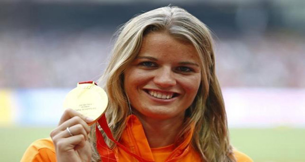 Dafne Schippers of the Netherlands presents her gold medal as she poses on the podium after the women's 200m event during the 15th IAAF World Championships at the National Stadium in Beijing, China, August 29, 2015. (Reuters/Damir Sagolj)