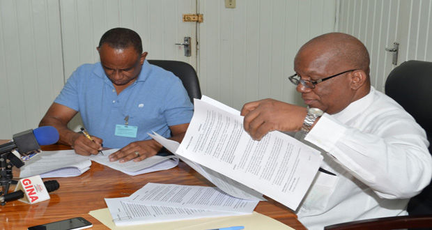Finance Minister, Winston Jordan and GGDMA President, Terrence Adams signing the concessionary agreement on Friday