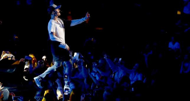 Singer Justin Bieber performs on stage during a mini concert in Oslo, October 29, 2015.