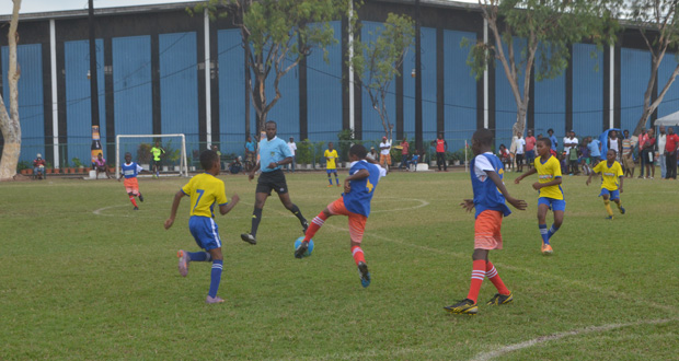 Action in the COURTS Pee Wee Under-11  quarter-final round at the Banks DIH ground, yesterday. (Cullen Bess-Nelson photo)