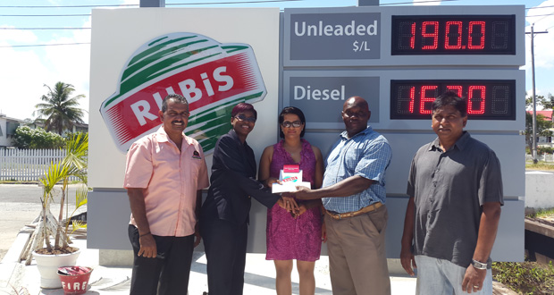 Clive Canterbury receives the sponsorship cheque from RUBiS Guyana’s Retail Accounts executive Rhonda Johnson. Sharing the moment (from left) are GFSCA vice-president Jailall Deodass, Sharon Mohan of RUBiS Vlissengen Road outlet and GFSCA member Surendra Nauth.