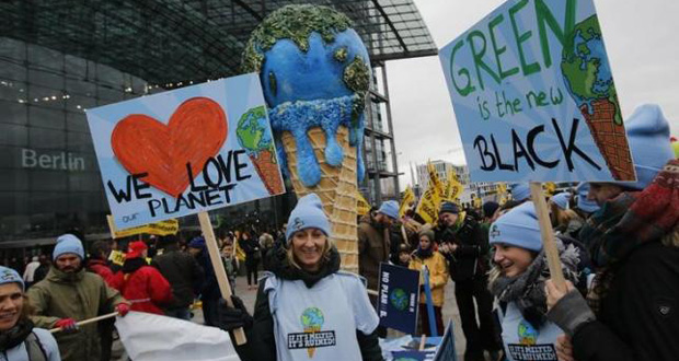 Protesters demonstrate during a rally ahead of the 2015 Paris Climate Conference, known as the COP21 summit, in Berlin, Germany on November 29, 2015. (Reuters/Fabrizio Bensch photo)