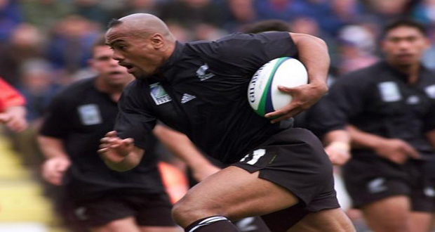 New Zealand's Jonah Lomu tucks the ball under his arm as he sprints for the line to score the All Black's first try against Tonga during their Rugby World Cup Group B match at Ashton Gate in Bristol October 3.
Reuters/File