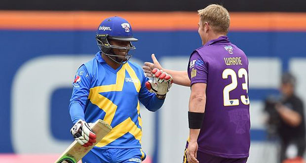 Shane Warne (R) celebrates dismissing Sachin's Blasters batsman Brian Lara (L). (AFP photo).