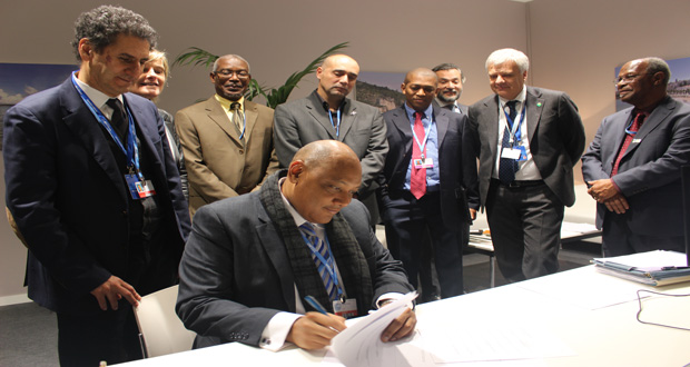Minister Raphael Trotman signs Guyana on to Italy’s €6M pact with the Caribbean
in the presence of government officials of Italy, and representatives of the Belize
Government and the Caribbean Community Climate Change Centre.

Italy’s Environment, Land and Sea Minister Gianluca Galletti is at second, right.