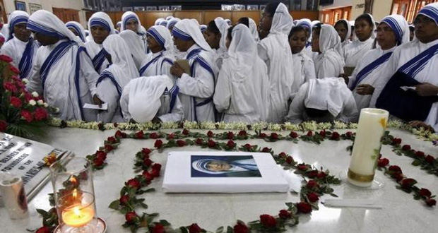 Catholic nuns from the Missionaries of Charity, the global order of nuns founded by Mother Teresa, pray at Teresa's tomb on her 18th death anniversary in Kolkata, India, September 5, 2015.