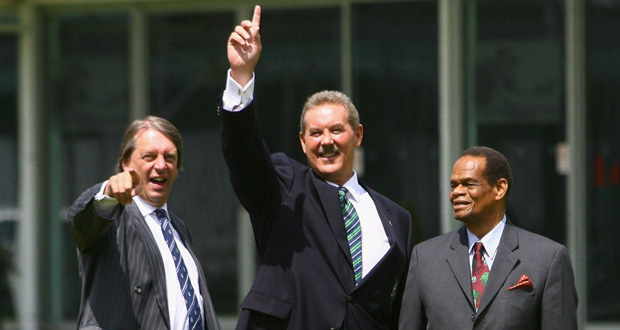 Allen Stanford arrives at Lord's in 2008, flanked by Giles Clarke, the-then ECB chairman, and Julian Hunte. (Getty Images)