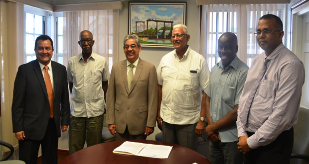 Minister of Agriculture Noel Holder meets with the Deputy Prime Minister of Belize and other officials.