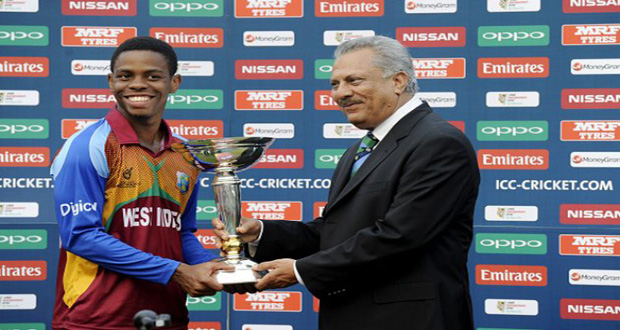 Shimron Hetmyer became the first captain from the West Indies to win the Under-19 World Cup. He receives the World Cup trophy from ICC president Zaheer Abbas.