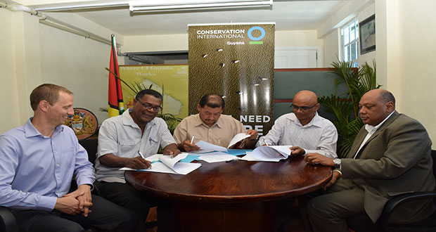 GGDMA President Patrick Harding, Minister of Indigenous People’s Affairs Sydney Allicock and Conservation International Vice-President David Singh sign the MoUs in the presence of Natural Resources Minister Raphael Trotman and Conservation International Senior Vice-President for the Americas Field Division, Sebastiann Troëng