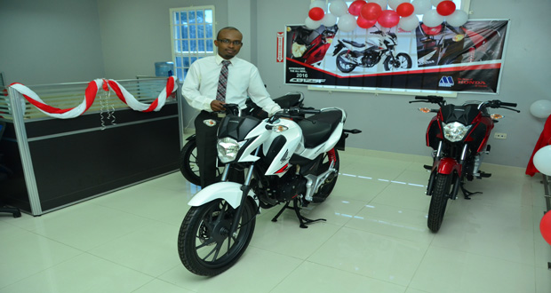 Marics & Co. Ltd. Marketing and Sales
Manager, Romel Richmond presents the ‘All
New’ 2016 HONDA CB 125F motorcycle at
yesterday’s launch