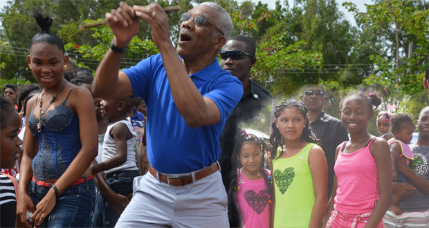 President David Granger reacts
as he helps in raising a kite in the
National Park Monday
(Delano Williams photo)