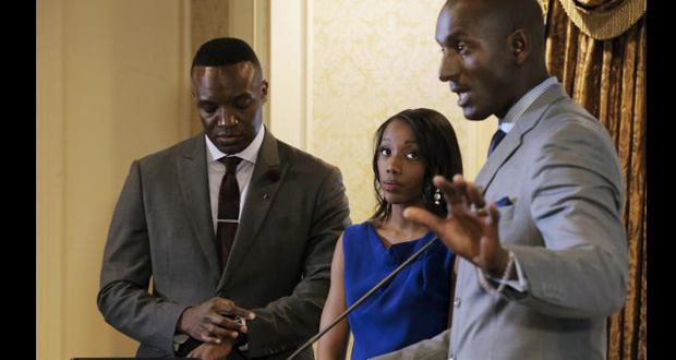 Former contestant on 'The Apprentice,' Dr. Randal Pinkett, speaks as fellow contestants Tara Dowdell (C) and Kwame Jackson (L) look on during a news conference against Republican U.S. presidential candidate Donald Trump in New York City, April 15, 2016. (REUTERS/Brendan McDermid)