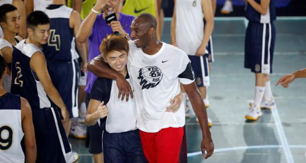 Kobe Bryant (front R) of NBA's Los Angeles Lakers interacts with Chinese students during a promotional event in Shanghai, July 31, 2014. (REUTERS/ALY SONG)