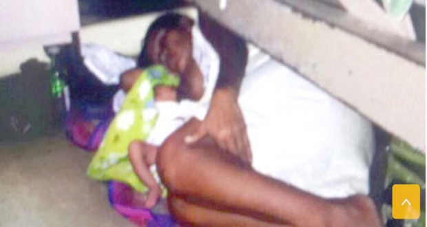 The mother breastfeeding her newborn under a bed at the GPHC. (Photo credit: Citizens Report)