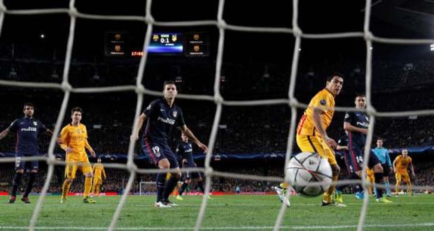 Luis Suarez scores the first goal for Barcelona (Reuters/Albert GeaLivepic)