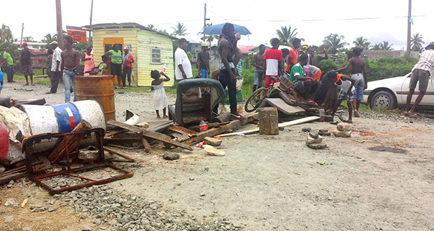 The scene on Dennis Street, Sophia, in the vicinity of ‘C’ Field, around midday yesterday where residents
set up a barricade in protest of the dust pollution caused by ongoing road repairs