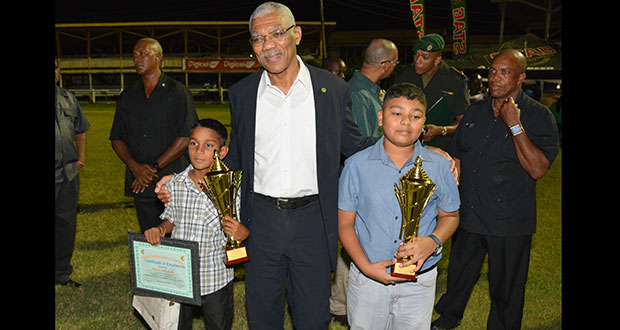 President David Granger with two of the students who were awarded by the Central Corentyne Chamber of Commerce for excelling at this year's National Grade Six Assessment. (Ministry of the Presidency photo)