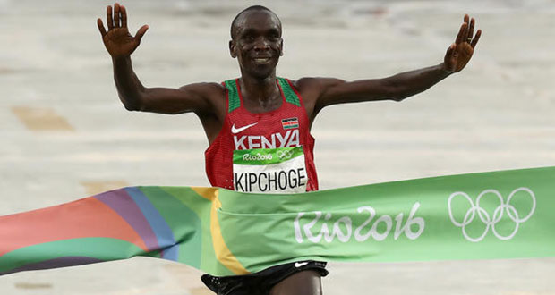Eliud Kipchoge crosses the finish line. (Buda Mendes / Getty Images)